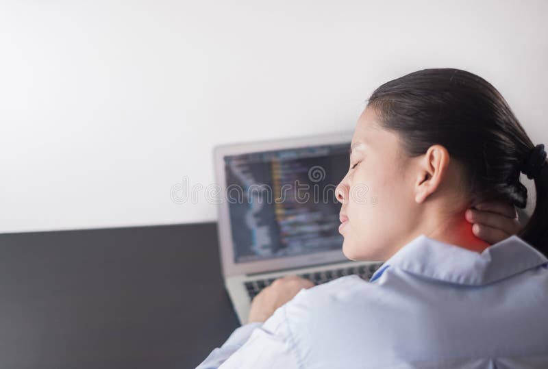 Programmera begrepp, programmerare för ung kvinna som arbetar på kontoret kvinnahänder som kodifierar och programmerar på skärmbä royaltyfria foton Programmera begrepp, programmerare för ung kvinna som arbetar på kontoret kvinnahänder som kodifierar och programmerar på skärmbä royaltyfria foton