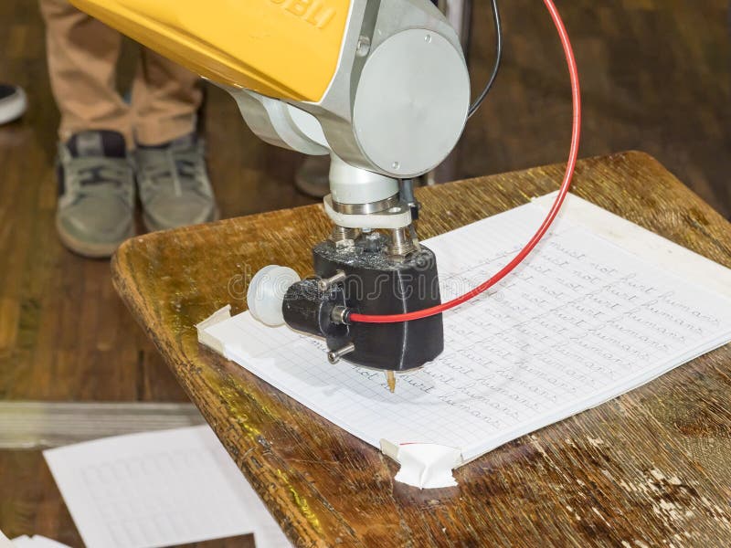 Programmerad robotmanipulator skriver ord på papper på robotuturistisk utställning Framtid, konst, sci-fi royaltyfri fotografi