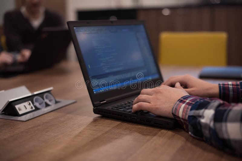 Programmerarehandstil som programmerar kod royaltyfri bild Programmerarehandstil som programmerar kod royaltyfri bild