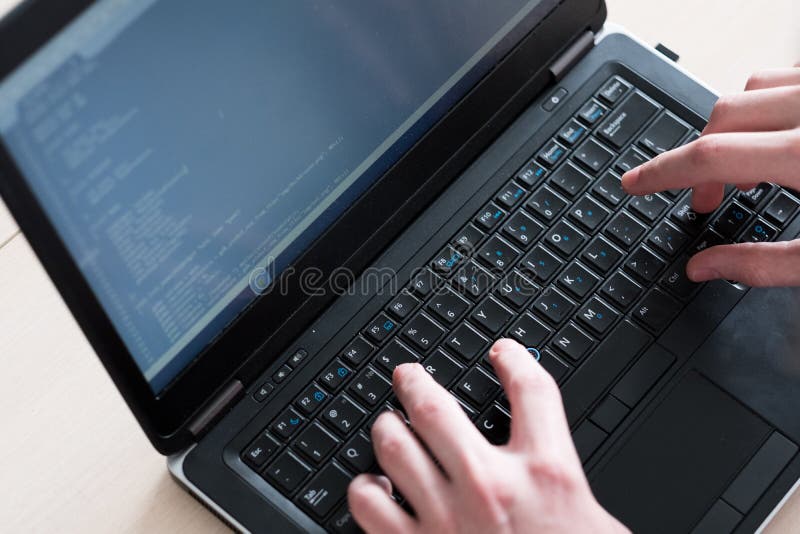 Programmerarekurser som skriver kodbärbar datorprogramvara royaltyfria bilder Programmerarekurser som skriver kodbärbar datorprogramvara royaltyfria bilder