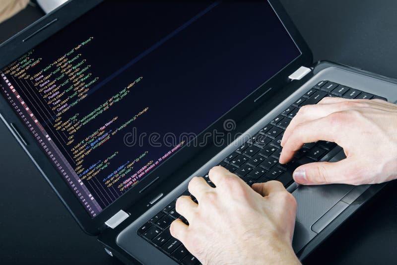 Programmerareockupation - handstil som programmerar kod på bärbara datorn royaltyfria bilder Programmerareockupation - handstil som programmerar kod på bärbara datorn royaltyfria bilder