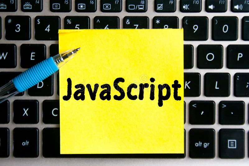 Programmeringsspråk 'JavaScript' på ett gult ark dekalpapper på bakgrunden av ett datortangentbord royaltyfria bilder