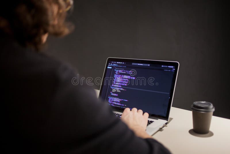 Programmeur en codeur die in de ontwikkelomgeving werken Programmeurs` s werkplaats royalty-vrije stock afbeelding Programmeur en codeur die in de ontwikkelomgeving werken Programmeurs` s werkplaats royalty-vrije stock afbeelding