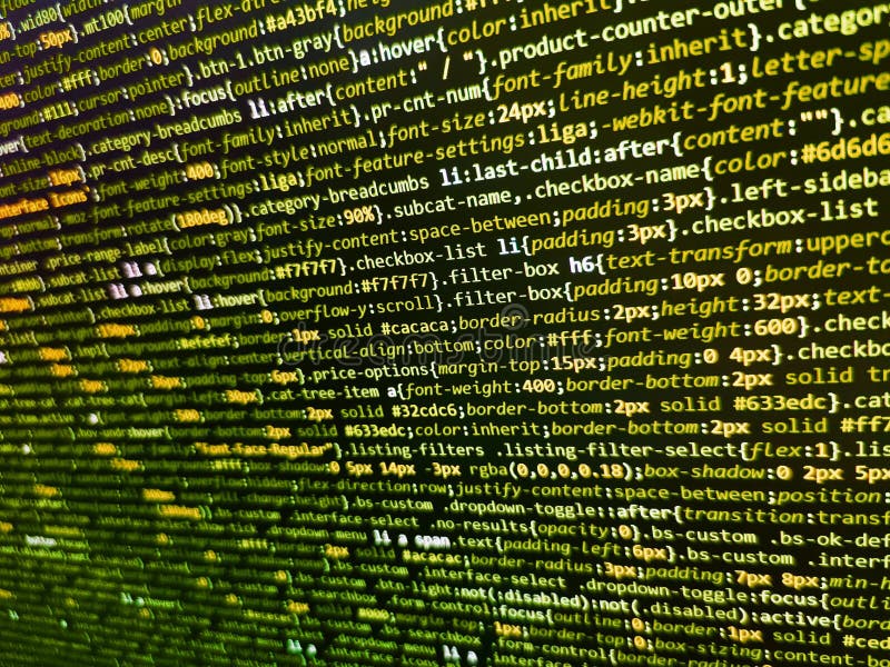 Programmiercodebildschirm des Softwareentwicklers. Software-Ingenieur am Arbeitsplatz. abstrakter Programmcode auf dem Bildschirm. stockbild