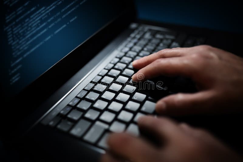 Programmierer- oder Computerhacker, der auf Laptoptastatur schreibt lizenzfreies stockfoto