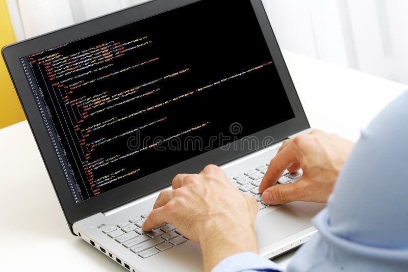Programmiererberuf - bemannen Sie Schreibensprogrammiercode auf Laptop