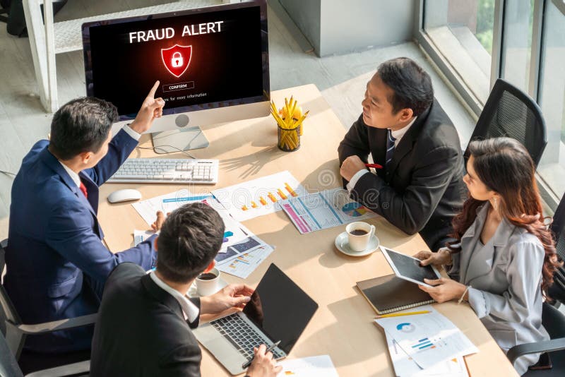 Programvara för cybersäkerhet visar en varning om cyberattacker för skydd mot en ful arkivbild