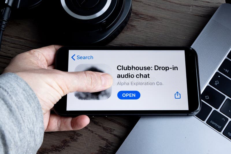 Programvy för smartphone-kontroversen 2021 som gömmer sig bakom den sociala appen. clubhouse-släpp i programvyn för ljudchatt på smartphone