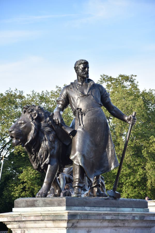Progresso um de quatro estátuas de bronze em volta do memorial de victoria é um monumento à rainha victoria localizado no final