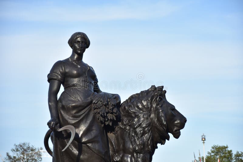 Progresso um de quatro estátuas de bronze em volta do memorial de victoria é um monumento à rainha victoria localizado no final