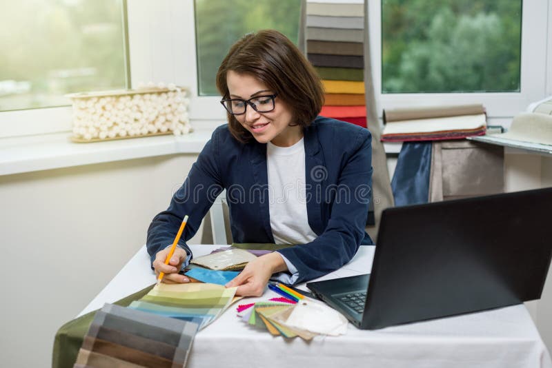 Proiectant de interior la locul de muncă din birou, cu mostre sau stock image