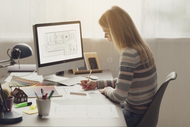 Proiectant de interior profesional care lucrează în birou stock photo