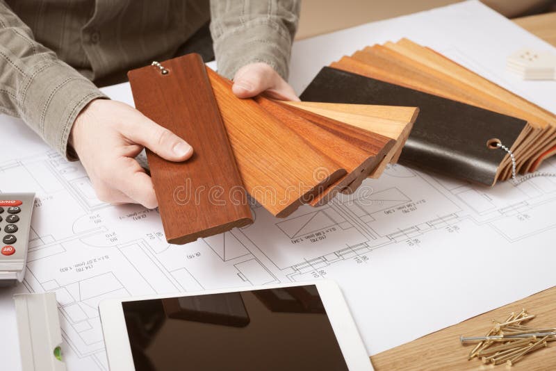 Proiectant interior care alege o placă de bază royalty free stock photography