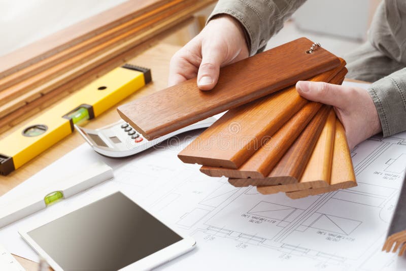 Proiectant interior care alege o placă de bază stock photography