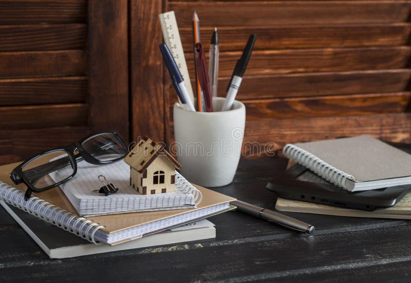 Proiectantul și arhitectul de la locul de muncă cu obiecte de afaceri carnetele de notebook-uri creioane creioane cu rigle de tabl royalty free stock image
