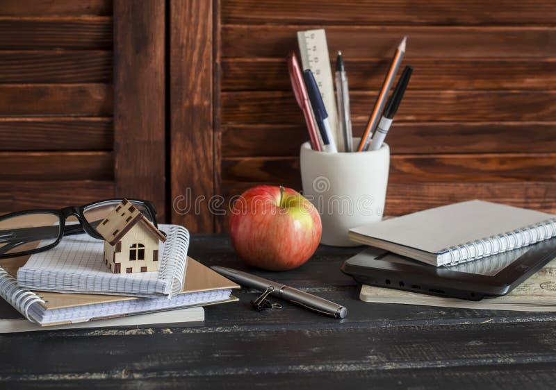 Proiectantul și arhitectul de la locul de muncă cu obiecte de afaceri carnetele de notebook-uri creioane creioane cu rigle de tabl stock image