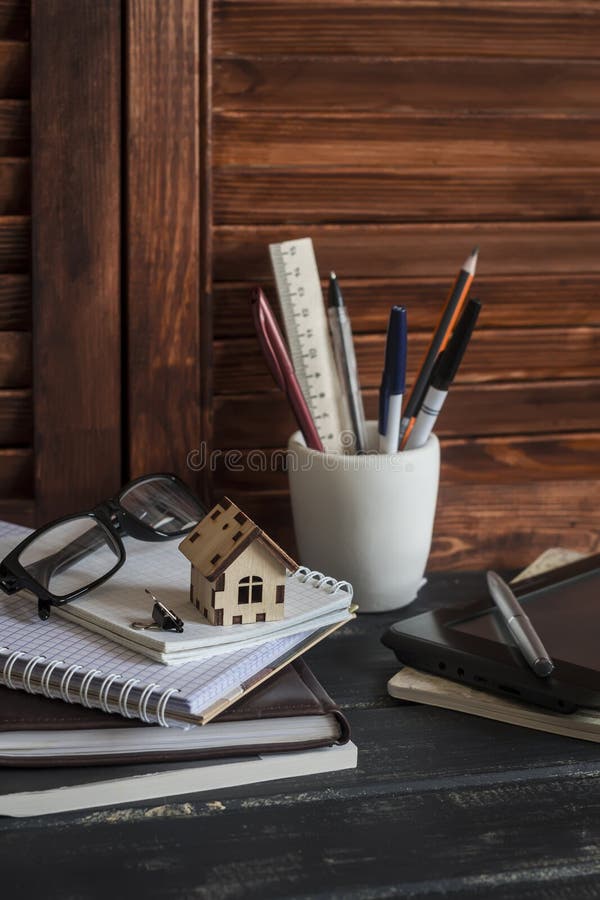 Proiectantul și arhitectul de la locul de muncă cu obiecte de afaceri carnetele de notebook-uri creioane creioane cu rigle de tabl royalty free stock photo
