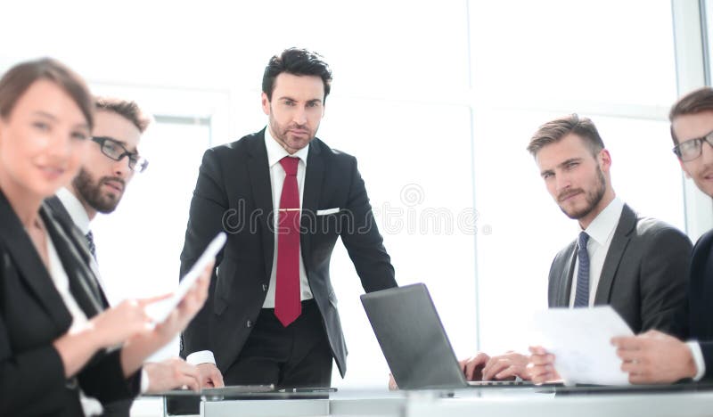 Project manager ad una riunione di lavoro con il gruppo di affari immagini stock Project manager ad una riunione di lavoro con il gruppo di affari immagini stock