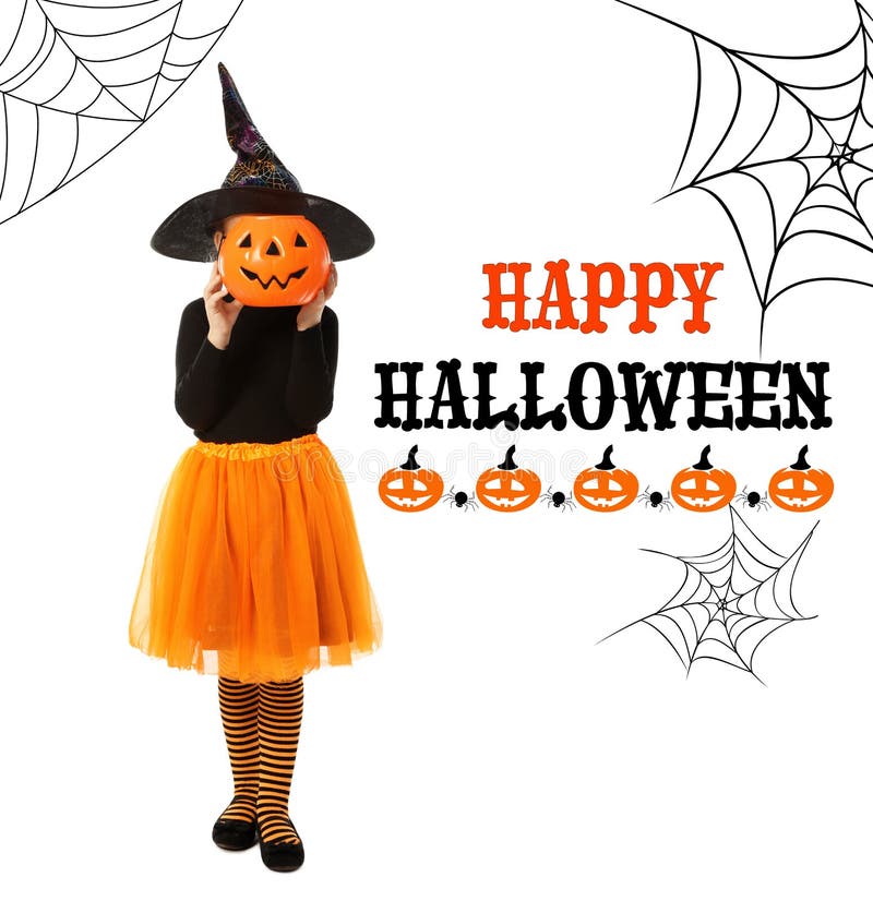 Projekt karty powitalnej Happy Halloween. dziewczyna ubrana jak wiedźma z dynią cukierki na tle zdjęcia royalty free