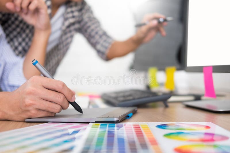 Projektant graficzna kreatywnie twórczość pracuje wpólnie barwić używać grafiki pastylkę i stylus przy biurkiem z kolegą fotografia royalty free Projektant graficzna kreatywnie twórczość pracuje wpólnie barwić używać grafiki pastylkę i stylus przy biurkiem z kolegą fotografia royalty free
