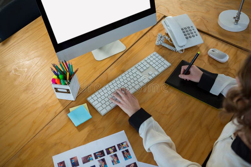 Projektant grafik komputerowych używa graficzną pastylkę i desktop zdjęcie stock