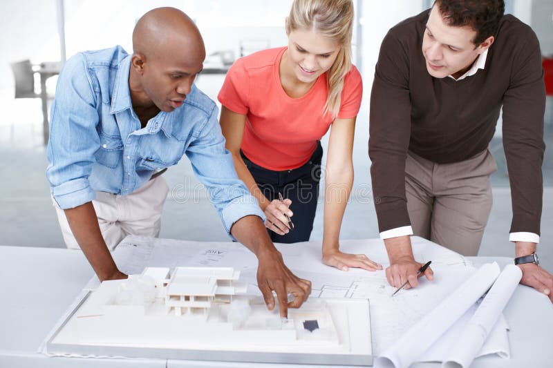 Projektarchitektur und Geschäftsleute mit Teamwork-Planung und Gespräch. Mitarbeiterentwicklung und Gruppe stockbild