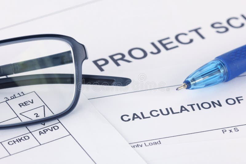 Projektberäkningsdokument med pennan och glasögon arkivfoton Projektberäkningsdokument med pennan och glasögon arkivfoton