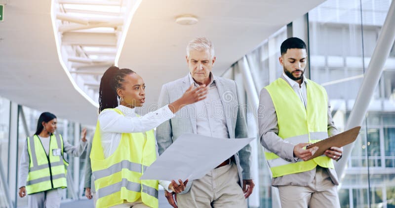 Projektplanung und Gespräch mit Geschäftsleuten für Architekturplanung und -analyse mit Präsentation in der Halle. CEO stockbilder
