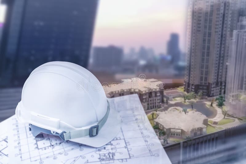 Projete o capacete com plano para a construção e borre o buildin da cidade fotos de stock