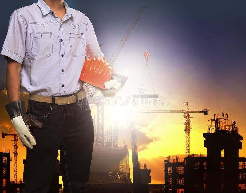 Projete o homem que trabalha com o capacete de segurança branco contra o uso do local do guindaste e da construção civil para o e imagem de stock Projete o homem que trabalha com o capacete de segurança branco contra o uso do local do guindaste e da construção civil para o e imagem de stock