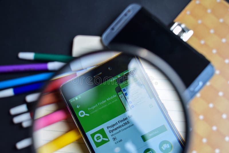 Projete o inventor para Dynamics365 App na ampliação na tela de Smartphone fotografia de stock Projete o inventor para Dynamics365 App na ampliação na tela de Smartphone fotografia de stock