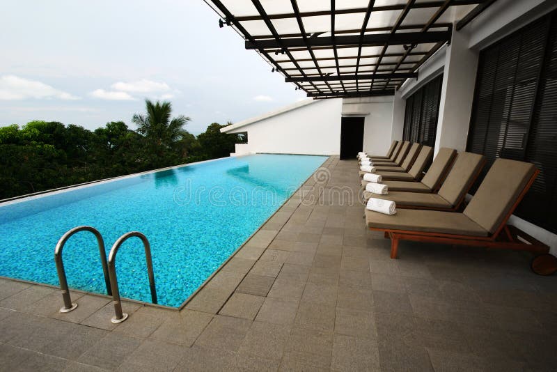 Projeto da piscina do pátio fotografia de stock royalty free Projeto da piscina do pátio fotografia de stock royalty free
