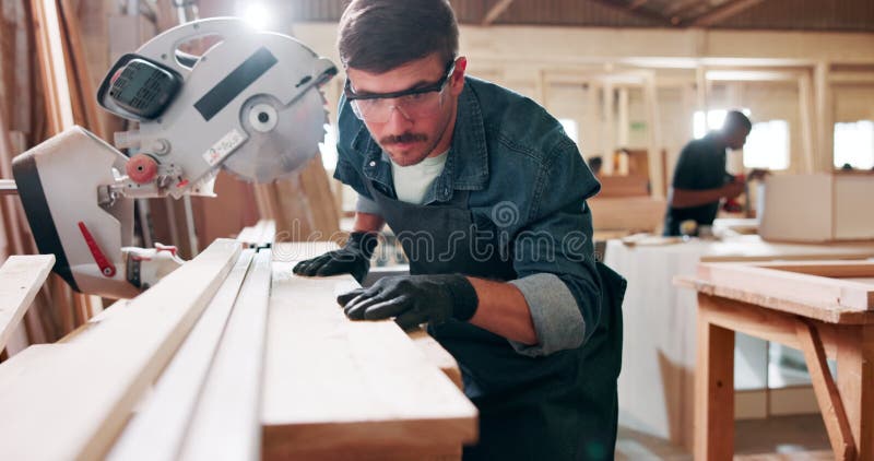 Projeto de madeira e carpinteiro masculino em oficina e em madeira com equipamento de serra. ferramentas ou material para madeira