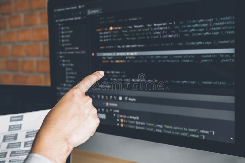 Projeto e codifica??o tornando-se de Development Website do programador das tecnologias que trabalham no escrit?rio da empresa de foto de stock royalty free Projeto e codifica??o tornando-se de Development Website do programador das tecnologias que trabalham no escrit?rio da empresa de foto de stock royalty free