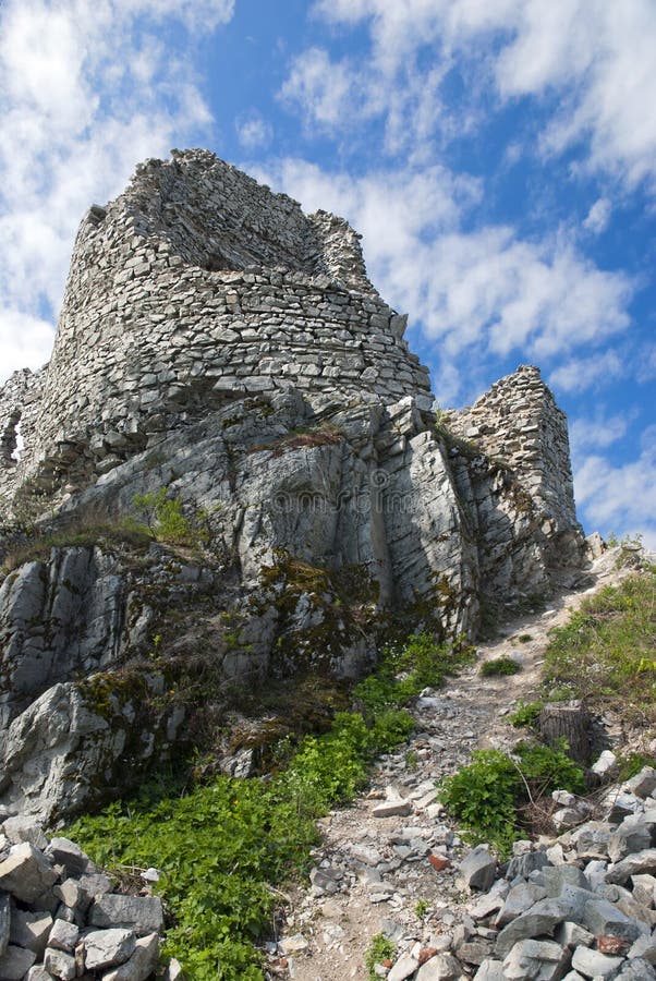 Un château médiéval de Gymes a été détruit photos stock
