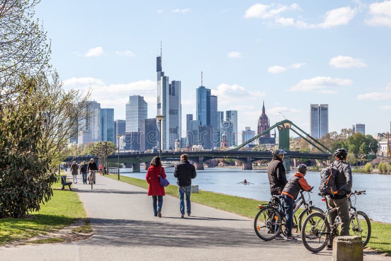 Promenad i den Frankfurt strömförsörjningen, Tyskland arkivbild Promenad i den Frankfurt strömförsörjningen, Tyskland arkivbild