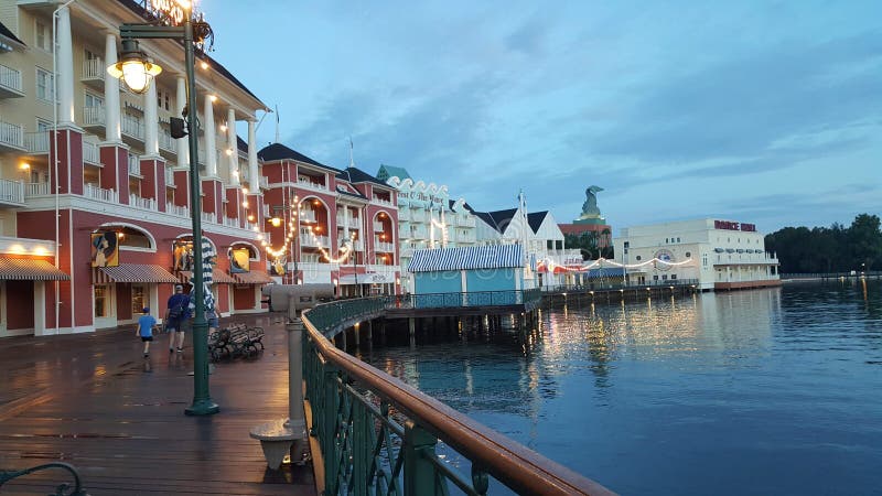 Promenade de matin sur la promenade du ` s de Disney photos libres de droits Promenade de matin sur la promenade du ` s de Disney photos libres de droits
