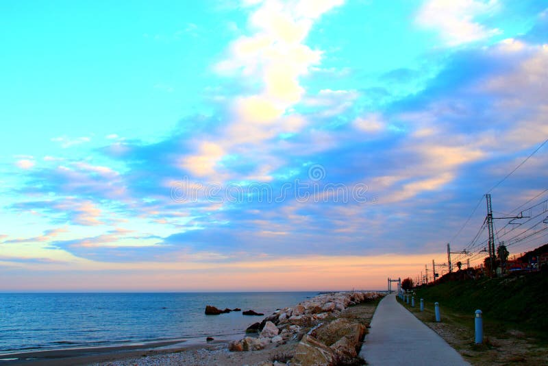Promenade dichtbij Adriatische overzees tijdens zonsondergang royalty-vrije stock afbeeldingen Promenade dichtbij Adriatische overzees tijdens zonsondergang royalty-vrije stock afbeeldingen