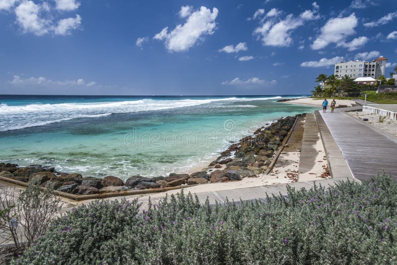 Promenade en bois, côte sud des Barbade, les Antilles images stock