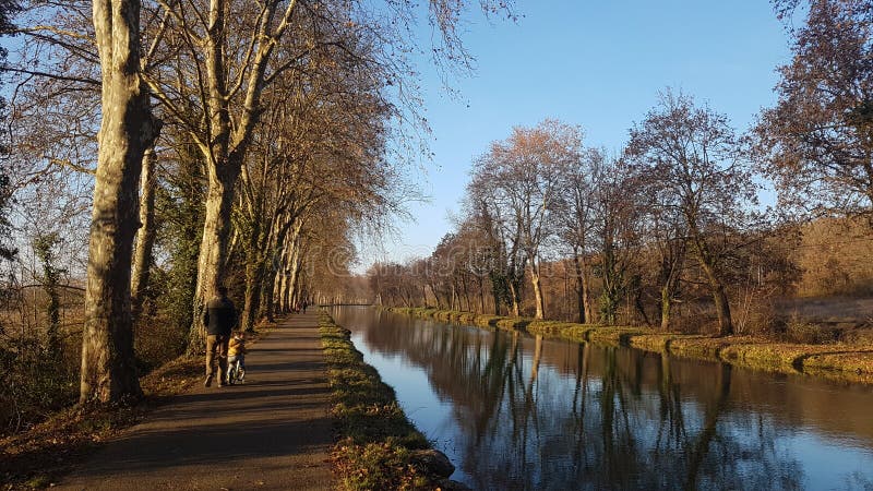 Promenade le long de la La latérale la Garonne du canal De photographie stock Promenade le long de la La latérale la Garonne du canal De photographie stock