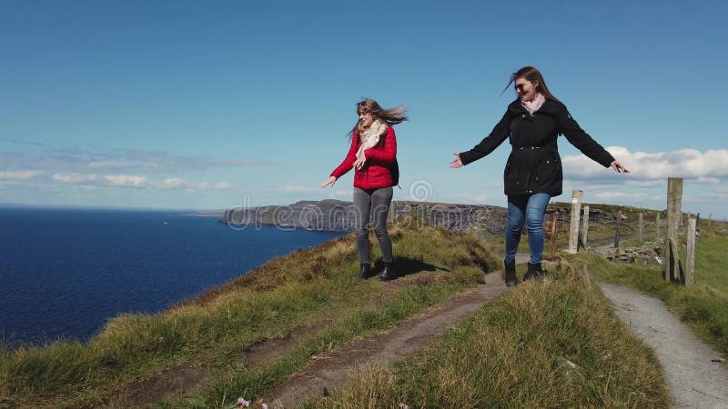 Promenade le long des falaises de Moher en Irlande
