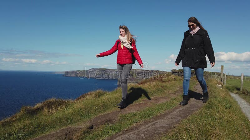 Promenade le long des falaises de Moher en Irlande