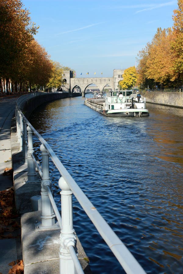 Promenade le long du quai Notre-Dame ÃƒÂ  Perspective trous d'en de le Pont des d'avec d'automne d'en d'en Belgique de Tournai