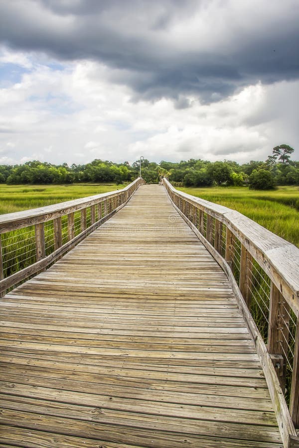 Promenade in Shem Creek in Onderstel Prettig Zuid-Carolina stock fotografie Promenade in Shem Creek in Onderstel Prettig Zuid-Carolina stock fotografie