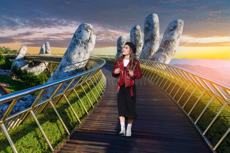 Promenade touristique asiatique sur golden bridge à ba na hills danang vietnam photos libres de droits