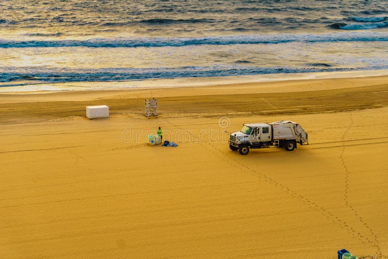 Promenade, Virginia Beach USA - 12 septembre 2017 les travailleurs d'hygiène nettoient la plage et sortent les déchets sur le cam images libres de droits Promenade, Virginia Beach USA - 12 septembre 2017 les travailleurs d'hygiène nettoient la plage et sortent les déchets sur le cam images libres de droits