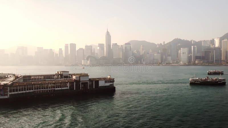 Promowe łodzie pływają po spokojnej wodzie morskiej niedaleko jeziora wan chai w hong kong z cc