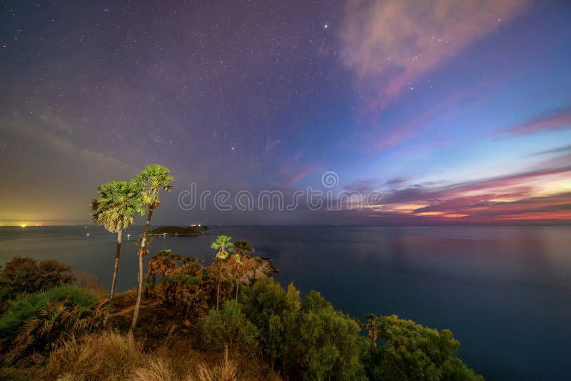 Promthep uddesynvinkel på solnedgången med det Andaman havet och stjärnor i den Phuket ön, turist- dragning i Thailand naturlig l fotografering för bildbyråer Promthep uddesynvinkel på solnedgången med det Andaman havet och stjärnor i den Phuket ön, turist- dragning i Thailand naturlig l fotografering för bildbyråer