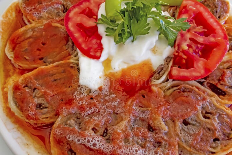 Pronto para comer kebab com molho e iogurte fotos de stock royalty free