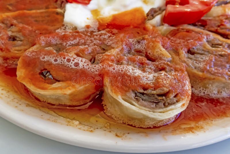 Pronto para comer kebab com molho e iogurte foto de stock